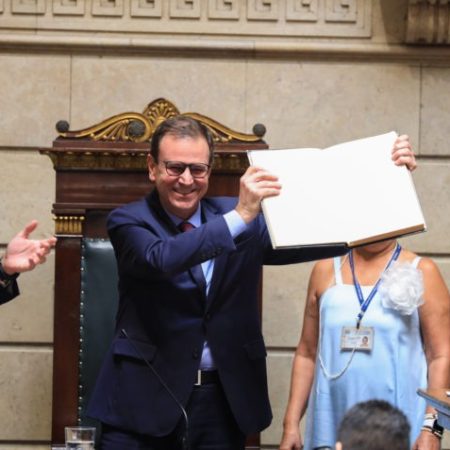 Eduardo Paes toma posse como prefeito do Rio com foco em segurança e economia