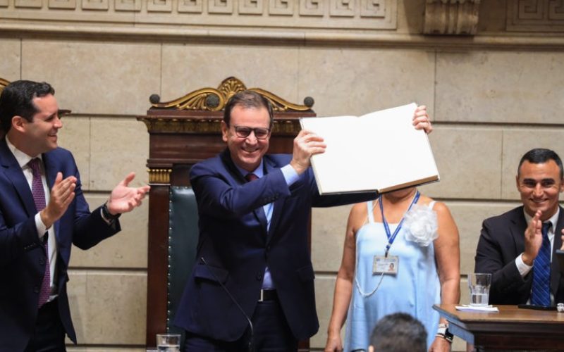 Eduardo Paes toma posse como prefeito do Rio com foco em segurança e economia