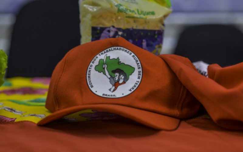 Ministra Macaé Evaristo participa de velório de vítimas de ataque a assentamento do MST