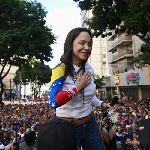 Líder da oposição, María Corina Machado deixa esconderijo para participar de manifestação contra Maduro na Venezuela