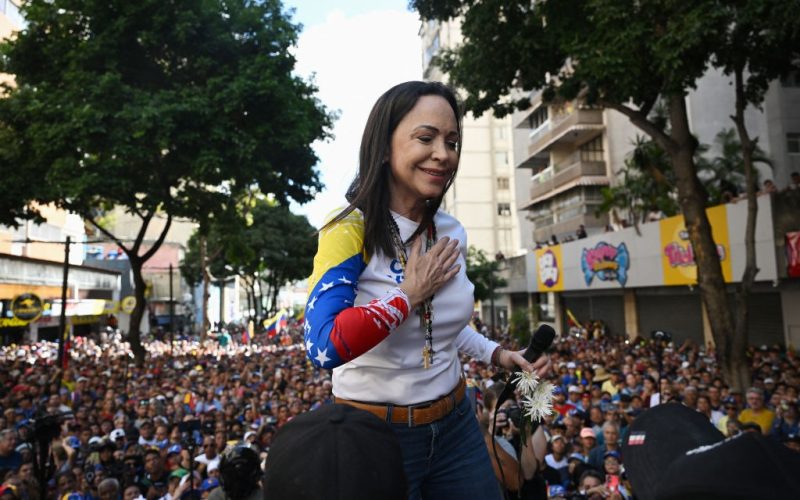 Líder da oposição, María Corina Machado deixa esconderijo para participar de manifestação contra Maduro na Venezuela